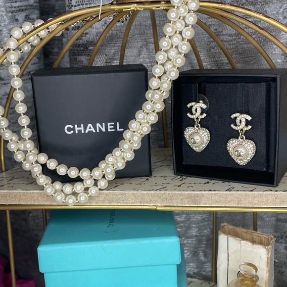 Rare 2022 Chanel gold crystal pearl drop heart earrings
